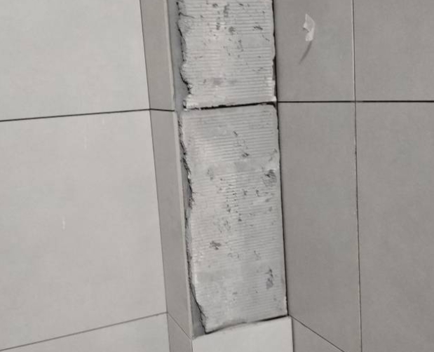 东港瓷砖空鼓维修公司分享下瓷砖施工前基层浇水润湿程度不足，可能导致以下问题