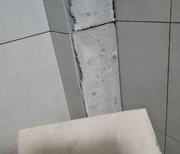 东港瓷砖空鼓维修公司分享下厨房瓷砖脱落的补救措施。